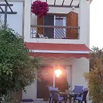 Сasa de vacaciones Eva Gardens Corner House With Pool And Garden Near Coral Bay *