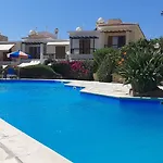 Сasa de vacaciones Eva Gardens Corner House With Pool And Garden Near Coral Bay Peyia
