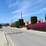 Eva Gardens Corner House With Pool And Garden Near Coral Bay Сasa de vacaciones *