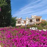 Сasa de vacaciones Eva Gardens Corner House With Pool And Garden Near Coral Bay