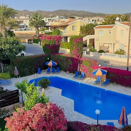 Eva Gardens Corner House With Stunning Garden And Huge Swimming Pool Next To Coral Bay