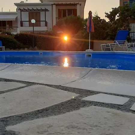 Semesterbostad Eva Gardens Corner House With Stunning Garden And Huge Swimming Pool Next To Coral Bay