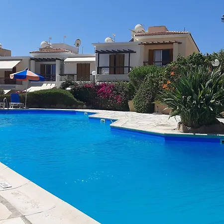 Semesterbostad Eva Gardens Corner House With Stunning Garden And Huge Swimming Pool Next To Coral Bay Pégeia