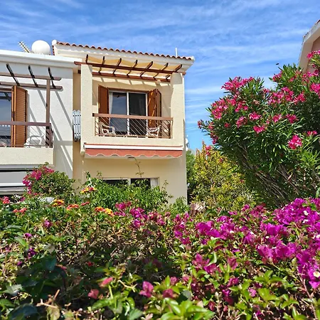 度假居 Eva Gardens Corner House With Pool And Garden Near Coral Bay 佩亚