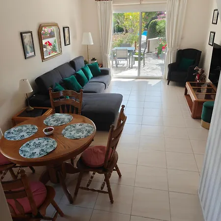 Semesterbostad Eva Gardens Corner House With Stunning Garden And Huge Swimming Pool Next To Coral Bay