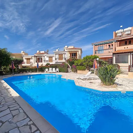 Eva Gardens Corner House With Stunning Garden And Huge Swimming Pool Next To Coral Bay Semesterbostad *