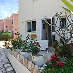Eva Gardens Corner House With Pool And Garden Near Coral Bay Semesterbostad *