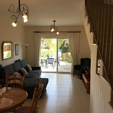 Eva Gardens Corner House With Stunning Garden And Huge Swimming Pool Next To Coral Bay 度假居