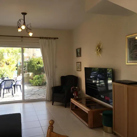 Eva Gardens Corner House With Stunning Garden And Huge Swimming Pool Next To Coral Bay Casa vacanze Peyia