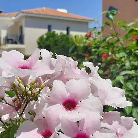 Nyaraló Eva Gardens Corner House With Stunning Garden And Huge Swimming Pool Next To Coral Bay *