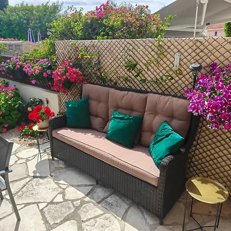 Eva Gardens Corner House With Stunning Garden And Huge Swimming Pool Next To Coral Bay *