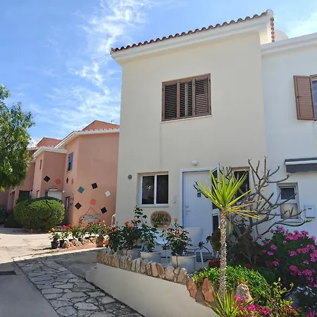 Eva Gardens Corner House With Stunning Garden And Huge Swimming Pool Next To Coral Bay *