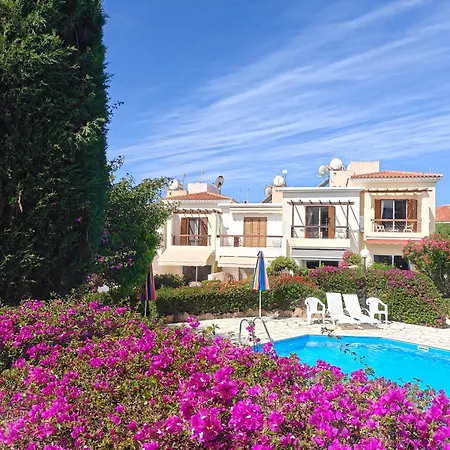 Eva Gardens Corner House With Stunning Garden And Huge Swimming Pool Next To Coral Bay 度假居