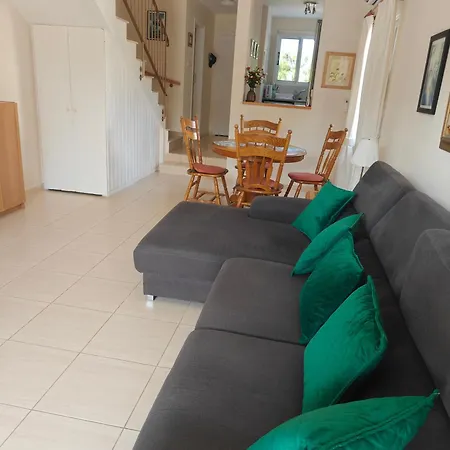 度假居 Eva Gardens Corner House With Stunning Garden And Huge Swimming Pool Next To Coral Bay 佩亚