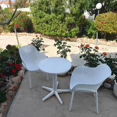 Eva Gardens Corner House With Stunning Garden And Huge Swimming Pool Next To Coral Bay *