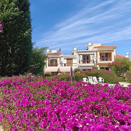 度假居 Eva Gardens Corner House With Stunning Garden And Huge Swimming Pool Next To Coral Bay