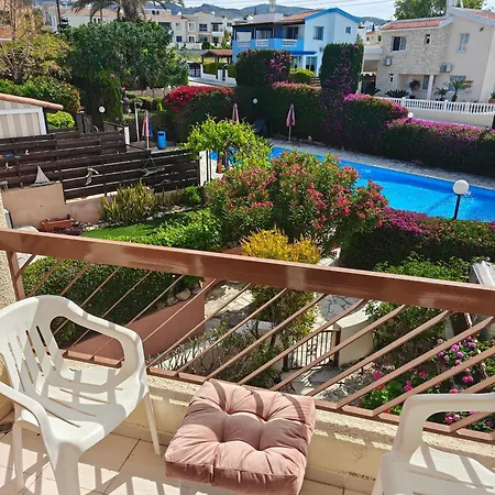 度假居 Eva Gardens Corner House With Stunning Garden And Huge Swimming Pool Next To Coral Bay 佩亚