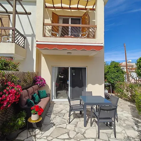 Ferienhaus Eva Gardens Corner House With Stunning Garden And Huge Swimming Pool Next To Coral Bay Peyia