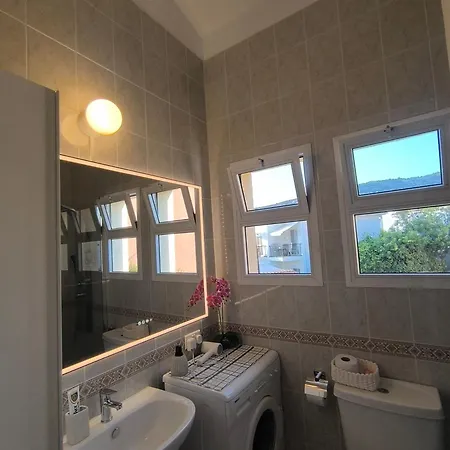 Eva Gardens Corner House With Stunning Garden And Huge Swimming Pool Next To Coral Bay 度假居