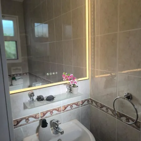 Eva Gardens Corner House With Stunning Garden And Huge Swimming Pool Next To Coral Bay 度假居 佩亚