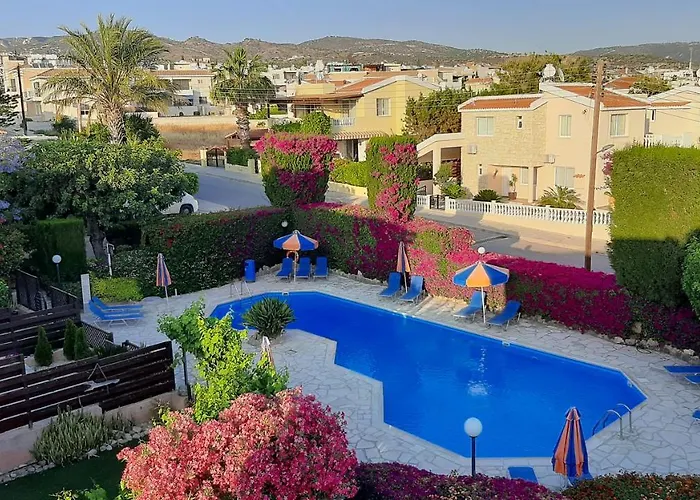 Eva Gardens Corner House With Stunning Garden And Huge Swimming Pool Next To Coral Bay