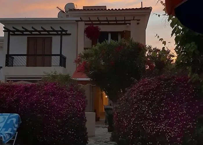 Eva Gardens Corner House With Stunning Garden And Huge Swimming Pool Next To Coral Bay بيت للعطل