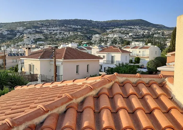 Eva Gardens Corner House With Stunning Garden And Huge Swimming Pool Next To Coral Bay *