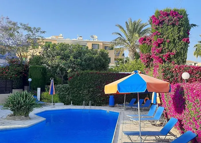 Eva Gardens Corner House With Stunning Garden And Huge Swimming Pool Next To Coral Bay *