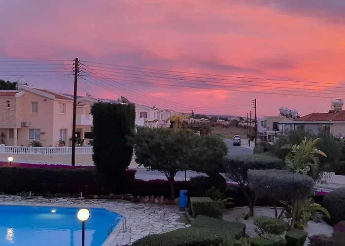 Eva Gardens Corner House With Stunning Garden And Huge Swimming Pool Next To Coral Bay 別荘