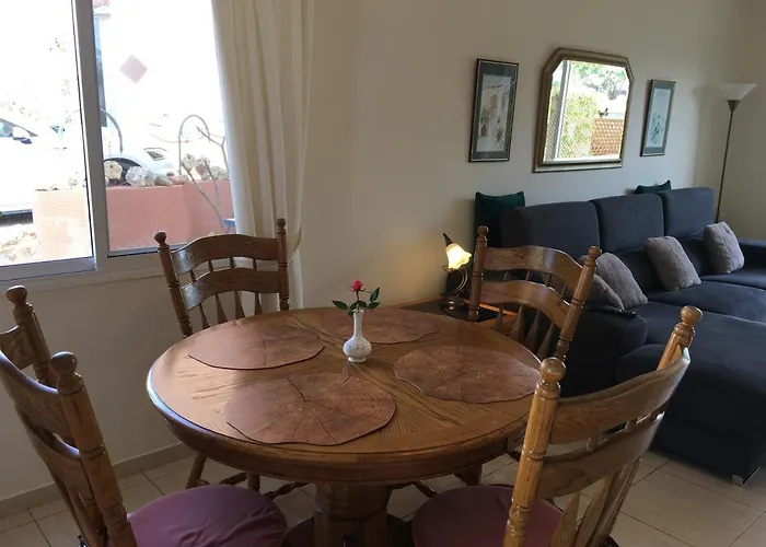 بيت للعطل Eva Gardens Corner House With Stunning Garden And Huge Swimming Pool Next To Coral Bay بييا