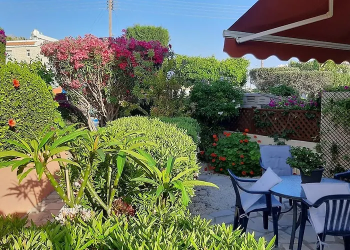 Eva Gardens Corner House With Stunning Garden And Huge Swimming Pool Next To Coral Bay 別荘