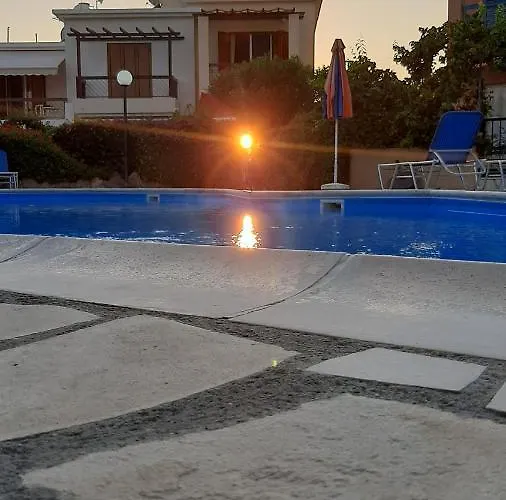 別荘 Eva Gardens Corner House With Stunning Garden And Huge Swimming Pool Next To Coral Bay