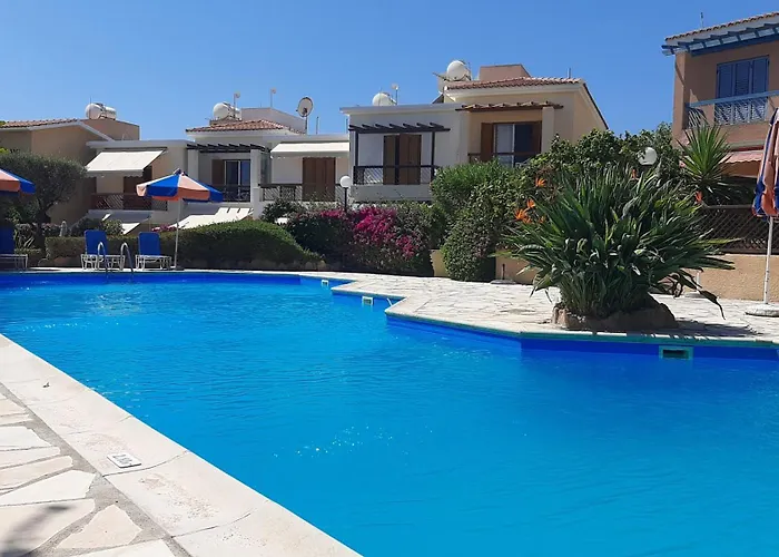 別荘 Eva Gardens Corner House With Stunning Garden And Huge Swimming Pool Next To Coral Bay ペイヤ