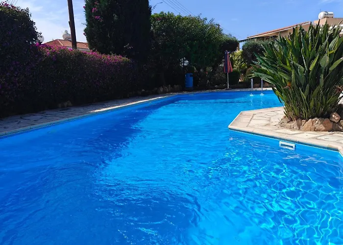 Eva Gardens Corner House With Stunning Garden And Huge Swimming Pool Next To Coral Bay