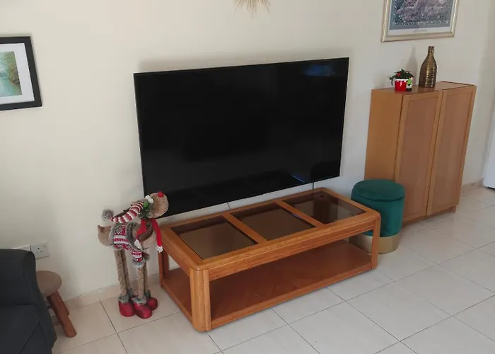 Eva Gardens Corner House With Stunning Garden And Huge Swimming Pool Next To Coral Bay