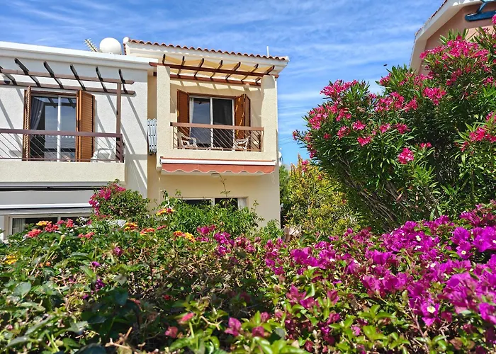 بيت للعطل Eva Gardens Corner House With Stunning Garden And Huge Swimming Pool Next To Coral Bay بييا