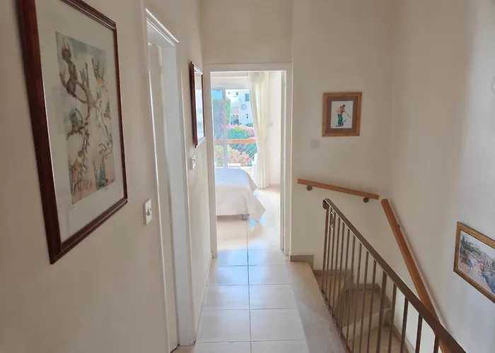 Eva Gardens Corner House With Stunning Garden And Huge Swimming Pool Next To Coral Bay *