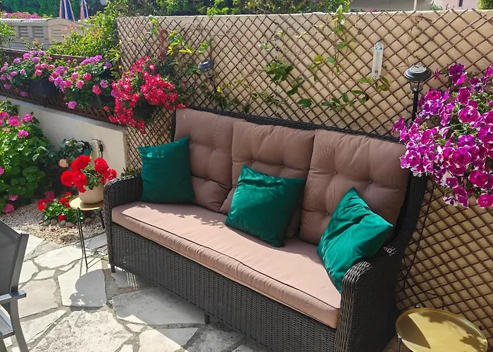 Eva Gardens Corner House With Stunning Garden And Huge Swimming Pool Next To Coral Bay *