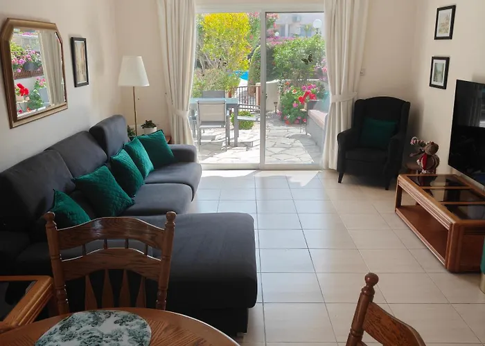 別荘 Eva Gardens Corner House With Stunning Garden And Huge Swimming Pool Next To Coral Bay ペイヤ