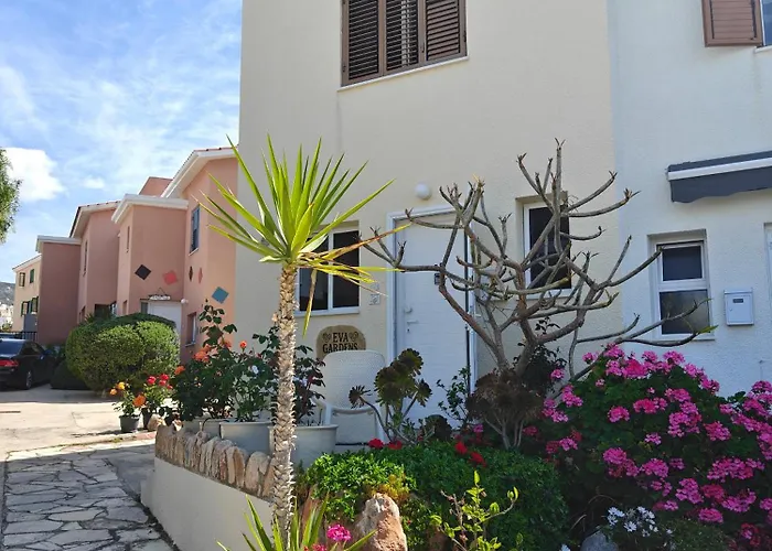 Eva Gardens Corner House With Stunning Garden And Huge Swimming Pool Next To Coral Bay * ペイヤ