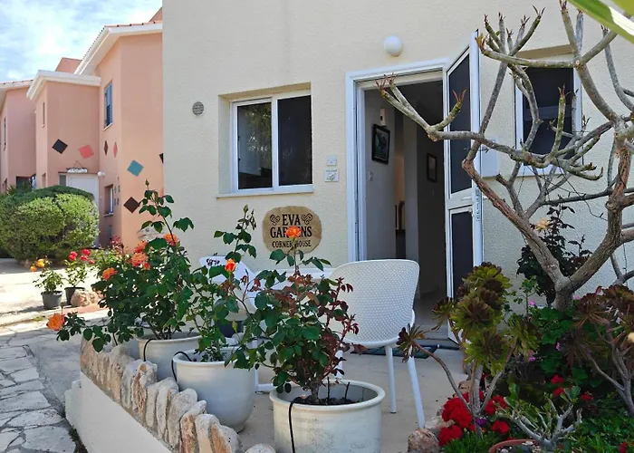 Eva Gardens Corner House With Stunning Garden And Huge Swimming Pool Next To Coral Bay 別荘 *