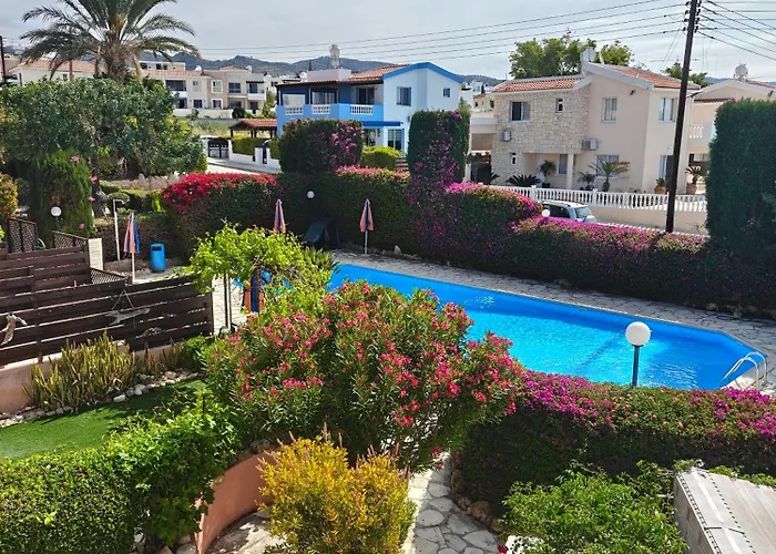 別荘 Eva Gardens Corner House With Stunning Garden And Huge Swimming Pool Next To Coral Bay ペイヤ