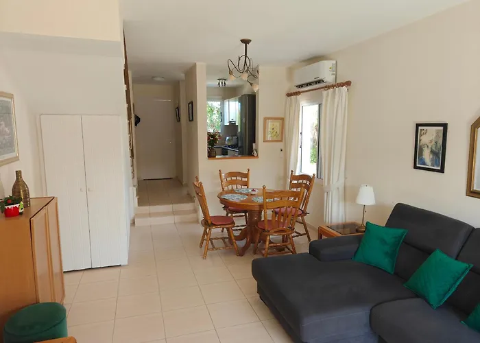 Eva Gardens Corner House With Stunning Garden And Huge Swimming Pool Next To Coral Bay *