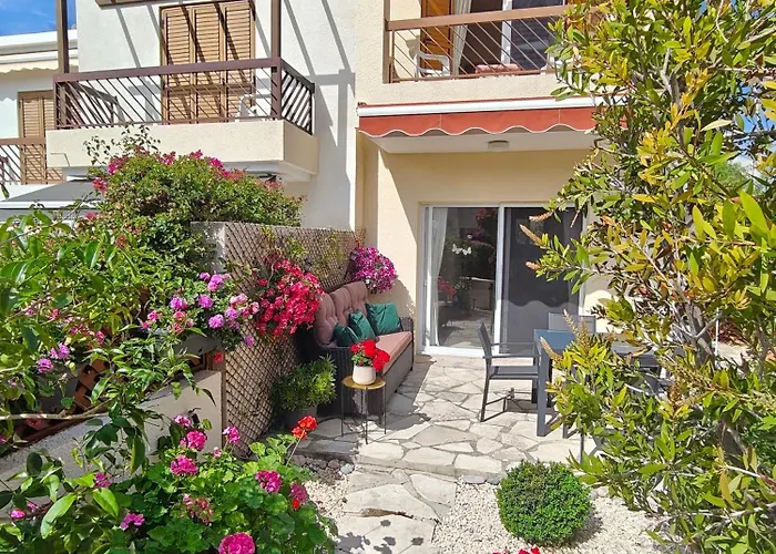 Eva Gardens Corner House With Stunning Garden And Huge Swimming Pool Next To Coral Bay بييا