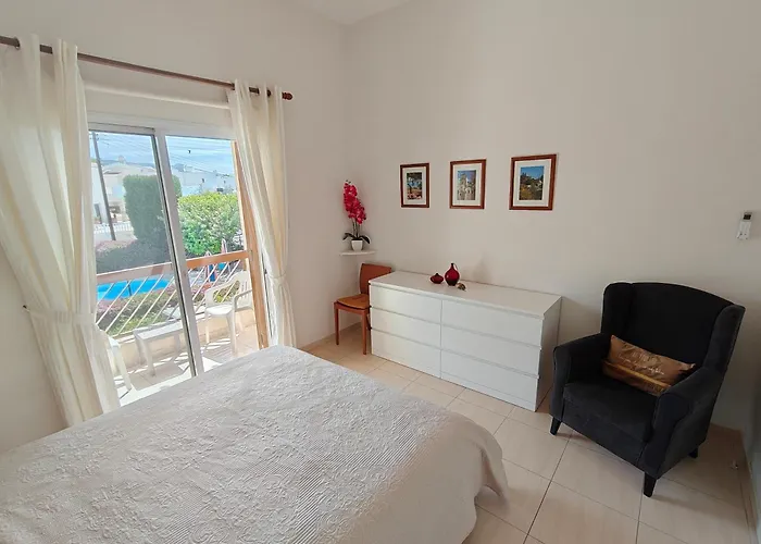 Eva Gardens Corner House With Stunning Garden And Huge Swimming Pool Next To Coral Bay