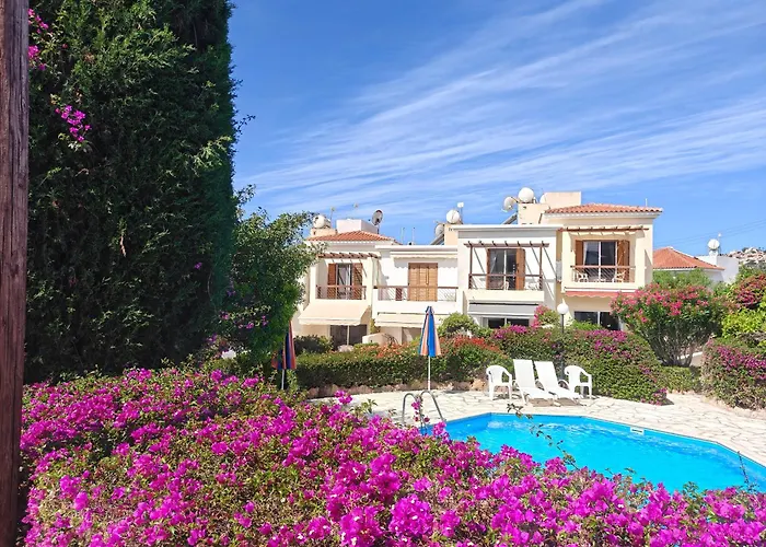 Eva Gardens Corner House With Stunning Garden And Huge Swimming Pool Next To Coral Bay 別荘