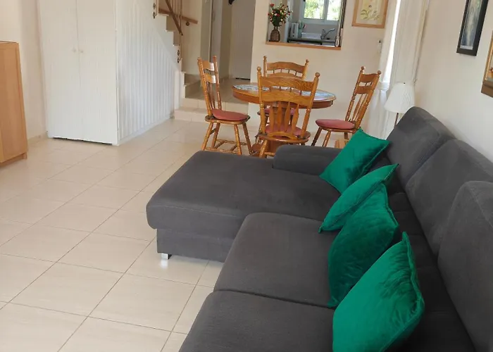 بيت للعطل Eva Gardens Corner House With Stunning Garden And Huge Swimming Pool Next To Coral Bay بييا