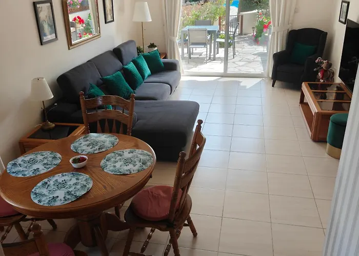 別荘 Eva Gardens Corner House With Stunning Garden And Huge Swimming Pool Next To Coral Bay