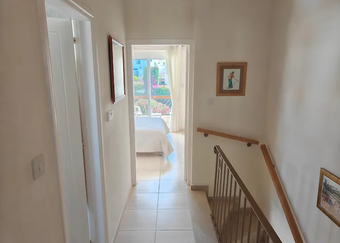 別荘 Eva Gardens Corner House With Stunning Garden And Huge Swimming Pool Next To Coral Bay ペイヤ