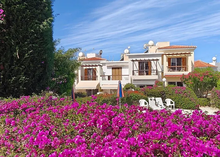 別荘 Eva Gardens Corner House With Stunning Garden And Huge Swimming Pool Next To Coral Bay